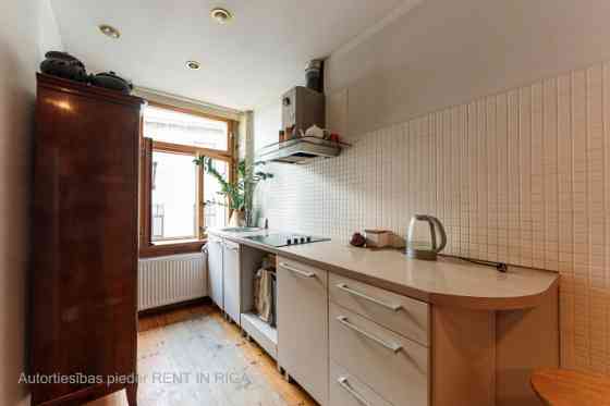 Pārdod mājīgu 2 istabu dzīvokli Rīgas centrā.  Dzīvoklis ir kluss, jo logi vērsti uz pagalmu. Mājas  Рига