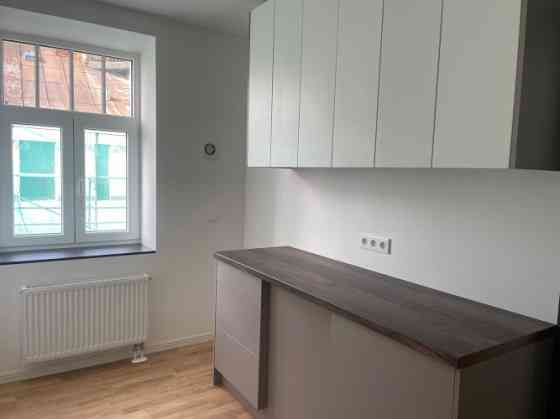 Продается отремонтированная квартира с отдельной кухней и жилой комнатой. Rīga