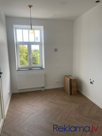 Tiek pārdots renovēts 2-istabu dzīvoklis Rīgas centrā. Dzīvoklis pārdodas ar kvalitatīvu Rīga - foto 2