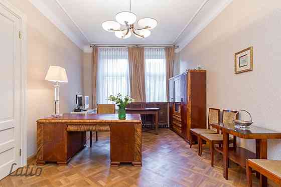 Pārdod dzīvokli 1929./30.gadā būvētā ēkā (arhitekts Teodors Hermanovskis) ar 4m griestu augstumu. Di Rīga