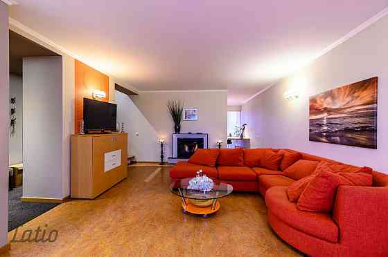 Pārdod modernu 6 istabu divlīmeņu dzīvokli Siguldā.
Dzīvokļa pirmā stāva platība sastāv no halles, v Sigulda