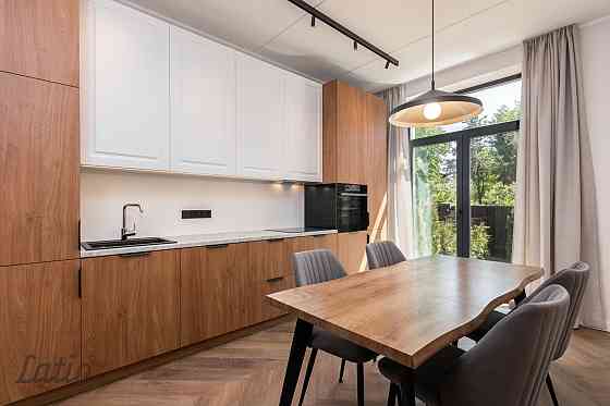 Pārdod divstāvu dzīvokli 5 sekciju rindu mājā ar kvalitatīvu iekšējo apdari, iebūvētajām virtuves mē Rīga