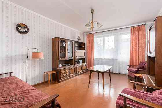 Jelgavas centrā pieejams iegādei divistabu dzīvoklis. 
Dzīvoklis izvietots ēkas 4. stāvā, vidusdaļā, Елгава и Елгавский край