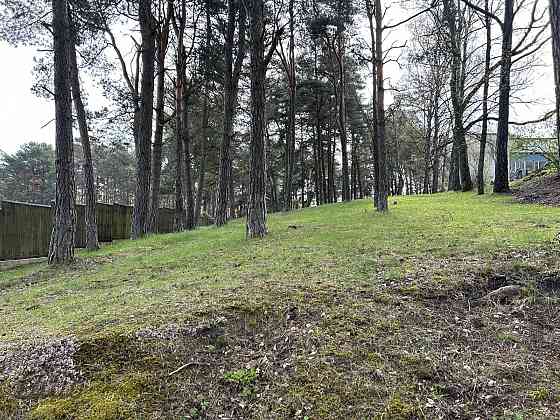 Pārdod regulāras formas apbūves gabalu privātmājas vai dvīņumājas būvniecībai.
Komunikācijas- Rīga