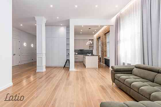 Izīrē pilnībā mēbelētu un aprīkotu, modernu un reprezentablu, četru istabu 150 kv.m. dzīvokli pašā V Rīga