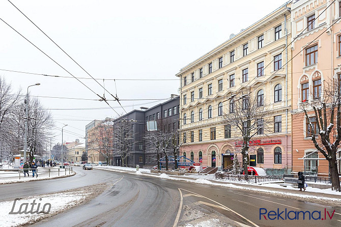 Ilgtermiņa īrei tiek piedāvāts divistabu dzīvoklis Rīgas centrā. 

Dzīvoklis aprīkots ar Rīga - foto 1
