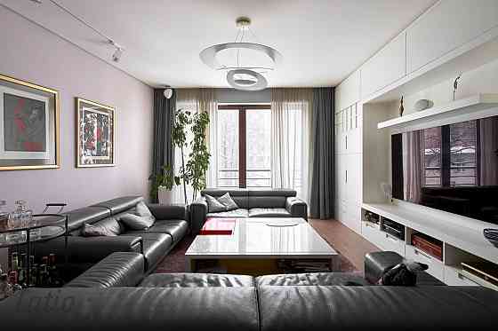 Komforts, elegance, vienkāršība -  tie ir 3 galvenie vārdi, kas raksturo šo 2 līmeņu dzīvokli, kas a Рига
