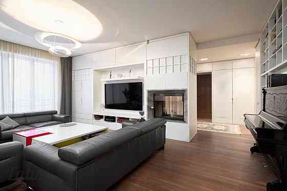 Komforts, elegance, vienkāršība -  tie ir 3 galvenie vārdi, kas raksturo šo 2 līmeņu dzīvokli, kas a Rīga