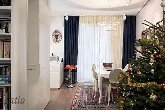 Komforts, elegance, vienkāršība -  tie ir 3 galvenie vārdi, kas raksturo šo 2 līmeņu dzīvokli, kas a Rīga