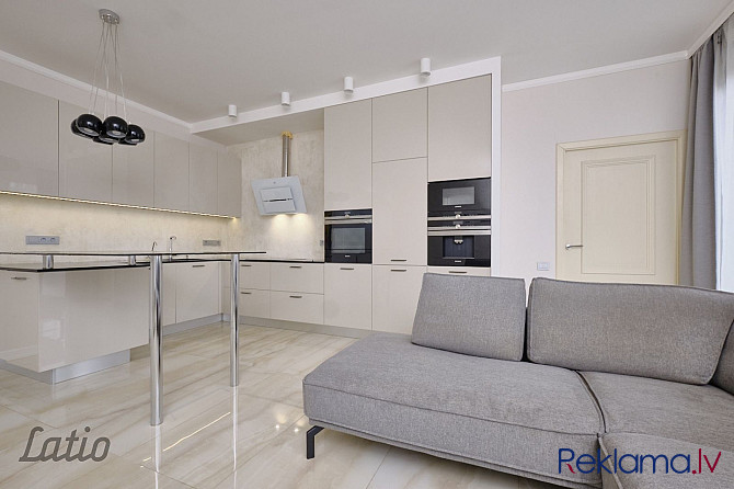 Piedāvājam iegādei ērtu un modernu četru istabu dzīvokli ar izcilu plānojumu!
Viesistaba Rīga - foto 2
