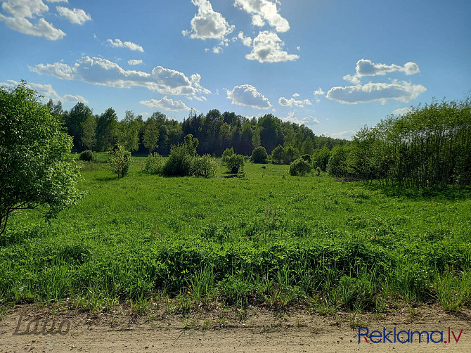 5.8 hektārus plašs zemes gabals lauksaimniecībai tuvumā dīķim un upei. Tikai 4 kilometru Ogre un Ogres novads - foto 1