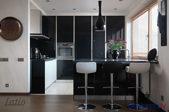 Iegādei pieejams elegants un mūsdienīgi klasiskā dizainā iekārtots četru istabu dzīvoklis projektā M Рига - изображение 2