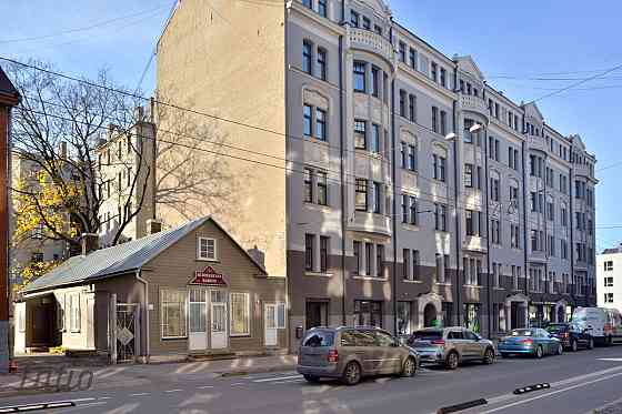 Pārdod gaišu un klusu, mēbelētu trīsistabu dzīvokli renovētā ēkā, pagalma korpusā. Dzīvojamā istaba, Rīga