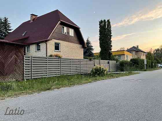 Pārdošanā dzīvošanai gatava  māja Babītē ar skaistu, iekoptu dārzu, klusā un mierīgā vietā Meža ielā Rīgas rajons