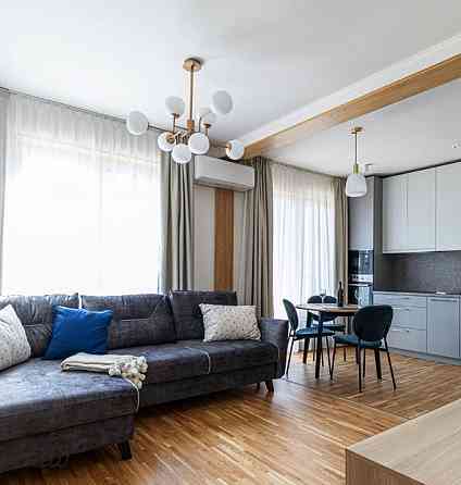 Ilgtermiņā izīrē  no 01.09.2024  pilnībā mēbelētu 3 istabu dzīvokli pirmajā stāvā ar terasi (18 m2). Rīgas rajons