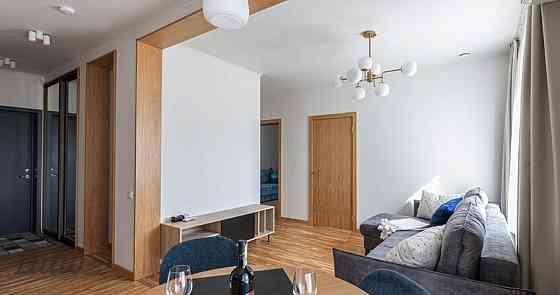 Ilgtermiņā izīrē  no 01.09.2024  pilnībā mēbelētu 3 istabu dzīvokli pirmajā stāvā ar terasi (18 m2). Rīgas rajons