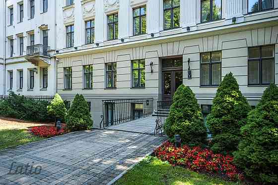 Iegādei pieejami dzīvokļi renovētā jūgendstila namā Kalpaka Residence Rīgas klusajā centrā, kas atro Рига