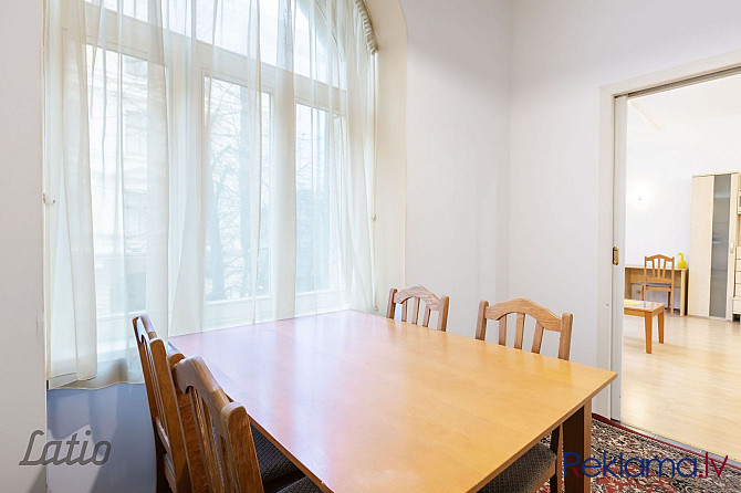Izīrē mēbelētu un ar sadzīves tehniku aprīkotu trīsistabu dzīvokli renovētā jūgendstila Rīga - foto 4