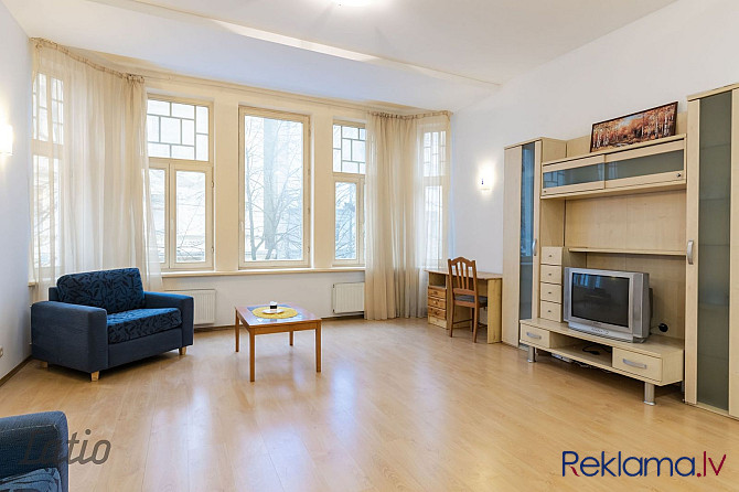 Izīrē mēbelētu un ar sadzīves tehniku aprīkotu trīsistabu dzīvokli renovētā jūgendstila Rīga - foto 3