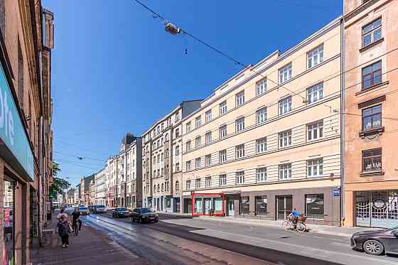 Pilnībā renovētā piecstāvu namā Rīgas centrā, Aleksandra Čaka iela 123, tiek piedāvātas komerctelpas Rīga