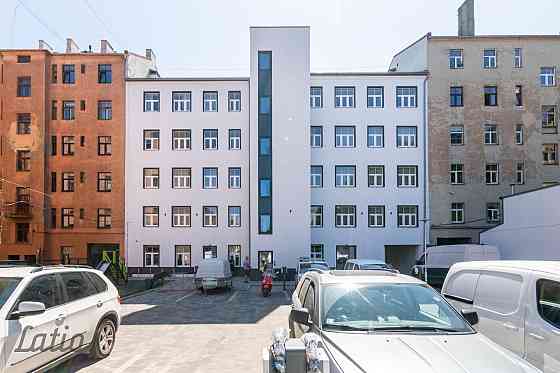 Pilnībā renovētā piecstāvu namā Rīgas centrā, Aleksandra Čaka iela 123, tiek piedāvātas komerctelpas Рига
