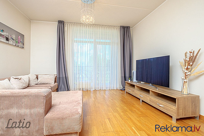 Pārdod plašu 2-istabu dzīvokli jaunā projektā ar ļoti ērtu plānojumu - plašs koridors ar Rīga - foto 3