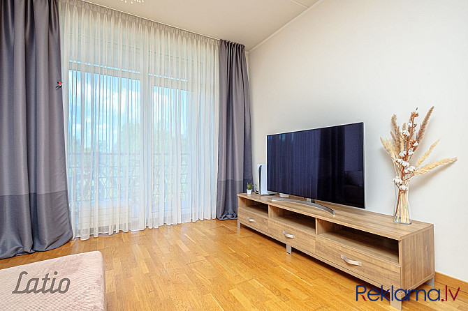Pārdod plašu 2-istabu dzīvokli jaunā projektā ar ļoti ērtu plānojumu - plašs koridors ar Rīga - foto 4