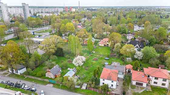 Pārdod plašu zemesgabalu privātai apbūvei. 

Zemesgabals ir kā radīts, lai uzceltu savu  sapņu māju, Rīga