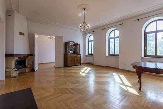 Tiek pārdots plašs 6 istabu dzīvoklis lieliskā vietā pašā Rīgas centrā ar skatu uz Kronvalda  parku  Rīga