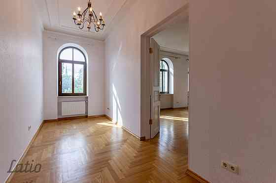 Tiek pārdots plašs 6 istabu dzīvoklis lieliskā vietā pašā Rīgas centrā ar skatu uz Kronvalda  parku  Рига