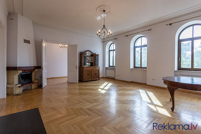 Tiek pārdots plašs 6 istabu dzīvoklis lieliskā vietā pašā Rīgas centrā ar skatu uz Rīga - foto 1