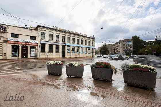 Iznomā komerctelpas tālajā Rīgas centrā. Līdzās Wolt Market, ieeja no Kr. Barona ielas.  Pieejamas   Rīga