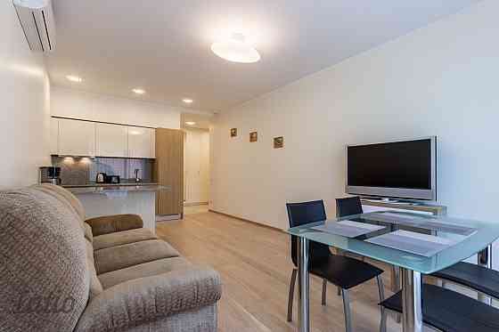 Pārdod pilnībā iekārtotu un jaunu 3 istabu dzīvokli Dubultos, klusā privātmāju rajonā tuvu jūrai.

Š Юрмала