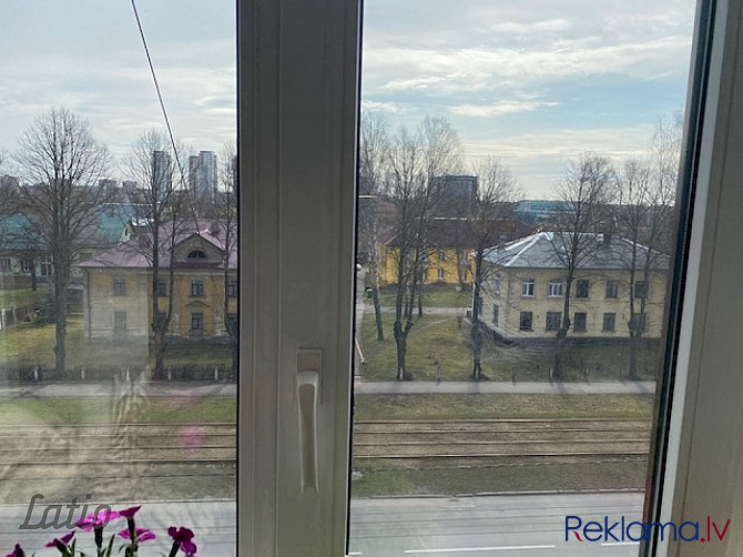 Tiek pārdots 3 istabu dzīvoklis netālu no pilsētas Centra. Dzīvoklis ir saulains un kluss, ar Rīga - foto 2