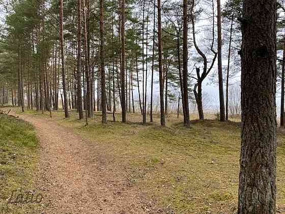 Tiek pārdots ekskluzīvs zemes gabals ļoti skaistā vietā jūras tuvumā savrupmājas būvniecībai.  Vieta Jūrmala