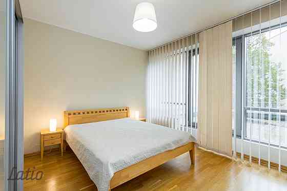 Īrei tiek piedāvāts dzīvoklis renovētā fasādes mājā, Rīgas Klusajā centrā, vēstniecību rajonā. Preti Рига