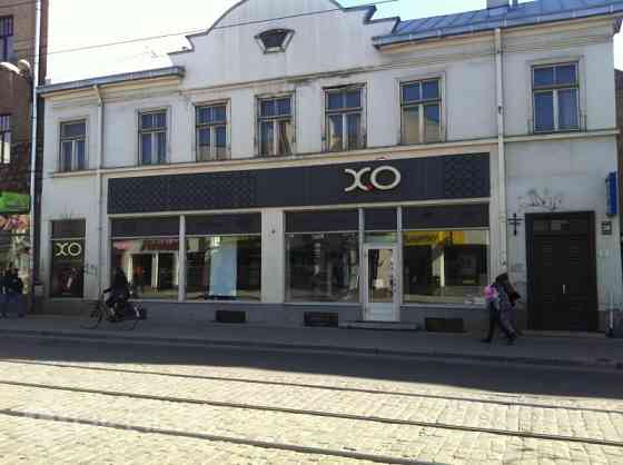 Iznomā veikala telpas Rīgas centrā, aktīvas gājēju plūsmas ieskautā vietā.  Veikalam lieli vitrīnas  Рига