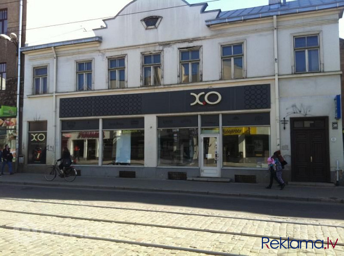 Iznomā veikala telpas Rīgas centrā, aktīvas gājēju plūsmas ieskautā vietā.  Veikalam lieli vitrīnas  Рига - изображение 2
