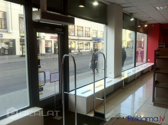Iznomā veikala telpas Rīgas centrā, aktīvas gājēju plūsmas ieskautā vietā.  Veikalam lieli vitrīnas  Рига - изображение 3