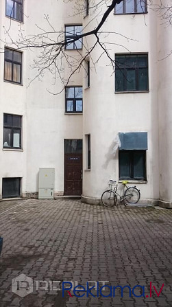 Māja un mājas ekstras - renovēta māja, fasādes māja, logi vērsti mājas abās pusēs. Rīga - foto 2