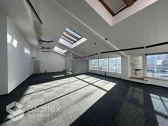 Сдается просторный мансардный офис открытой планировки в современном офисном Рига