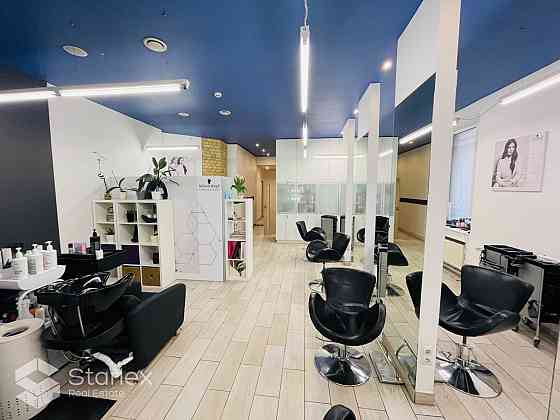 Сдается коммерческое помещение, подходящее под парикмахерскую/салон красоты, в Rīga