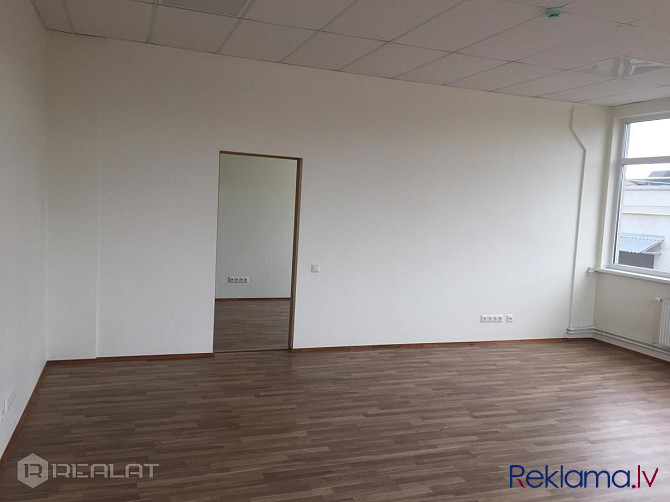 Iznomā izremontētas B klases biroja telpas 50 m2. platībā. Nomas maksa telpām ir 5.00 eur/m2. Rīga - foto 3