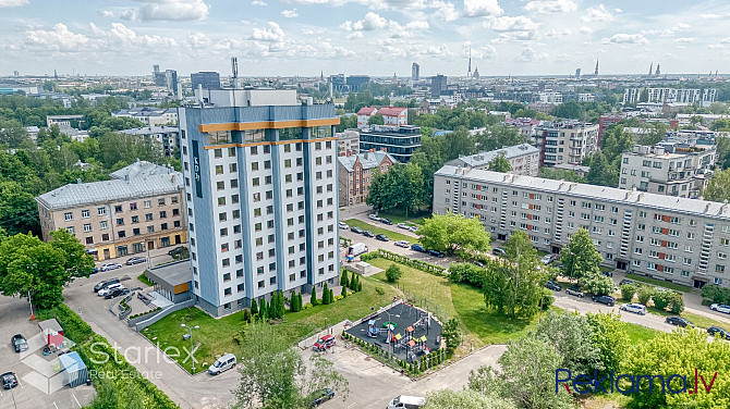 Iegādei pieejams dzīvoklis tikko renovētajā mājā ar lielisku skatu uz Pētersalas un Rīga - foto 2