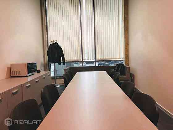 Piedāvājam nomāt kvalitatīvas biroja/tirdzniecības telpas 117,7 m2 platībā, kas atrodas ēkas 1. stāv Рига