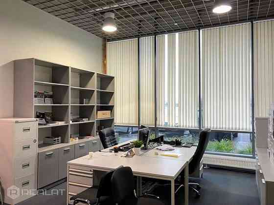 Piedāvājam nomāt kvalitatīvas biroja/tirdzniecības telpas 117,7 m2 platībā, kas atrodas ēkas 1. stāv Rīga