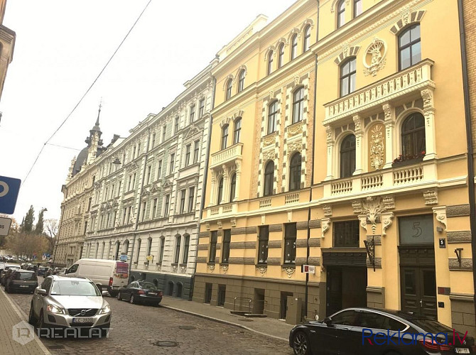Iznomā biroja telpa augstajā pirmajā stāvā ēkā kas atrodas prestižajā vēstniecību Rīga - foto 1