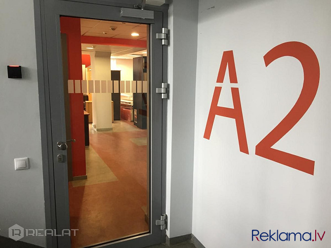 Iznomā biroja telpas 236 m2. platībā. Birojs ir sadalīts vairākās telpās ar virtuves zonu un Rīga - foto 2