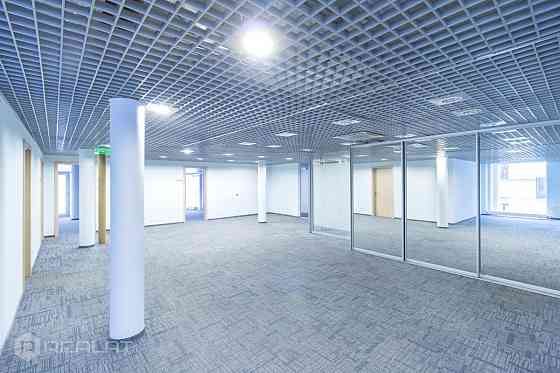 308.4 m2 atvērtā plānojuma birojs ar 3 atsevišķām darba telpām, virtuvi, 2 tualetes telpām un server Rīga