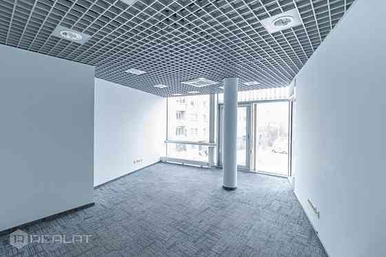 308.4 m2 atvērtā plānojuma birojs ar 3 atsevišķām darba telpām, virtuvi, 2 tualetes telpām un server Рига